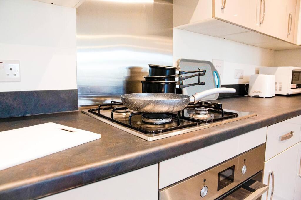 A Luxury 2 Bedroom Apartment With 2 Free Parking Chatham  Zewnętrze zdjęcie